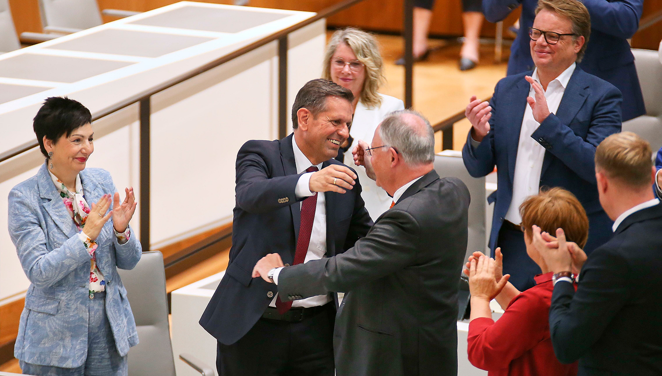 Niedersachsens neuer Ministerpräsident Olaf Lies (SPD) umarmt so ziemlich jeden – seinen Vorgänger Stephan Weil aber besonders herzlich