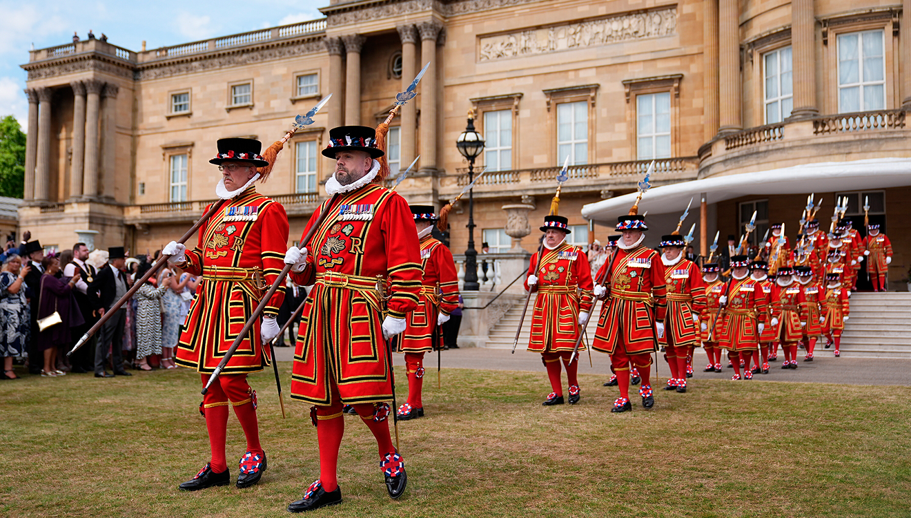 Die Leibwache von König Charles III. in Tudor-Uniform: „Yeomen of the Guard“ sind besser bekannt als „Beefeater“ – Rindfleischesser
