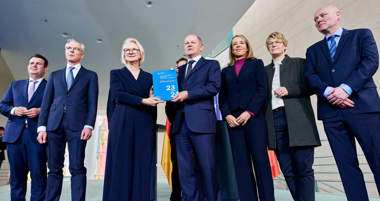 Die Wirtschaftsweisen gestern bei der Übergabe des Jahresgutachten an Olaf Scholz und Arbeitsminister Hubertus Heil (li.)