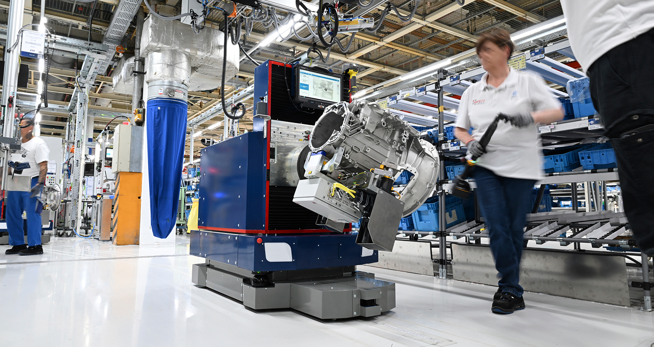 Produktion eines Lkw-Getriebes bei ZF: Der Stiftungskonzern muss bis 2028 in Deutschland bis zu 14.000 Stellen streichen