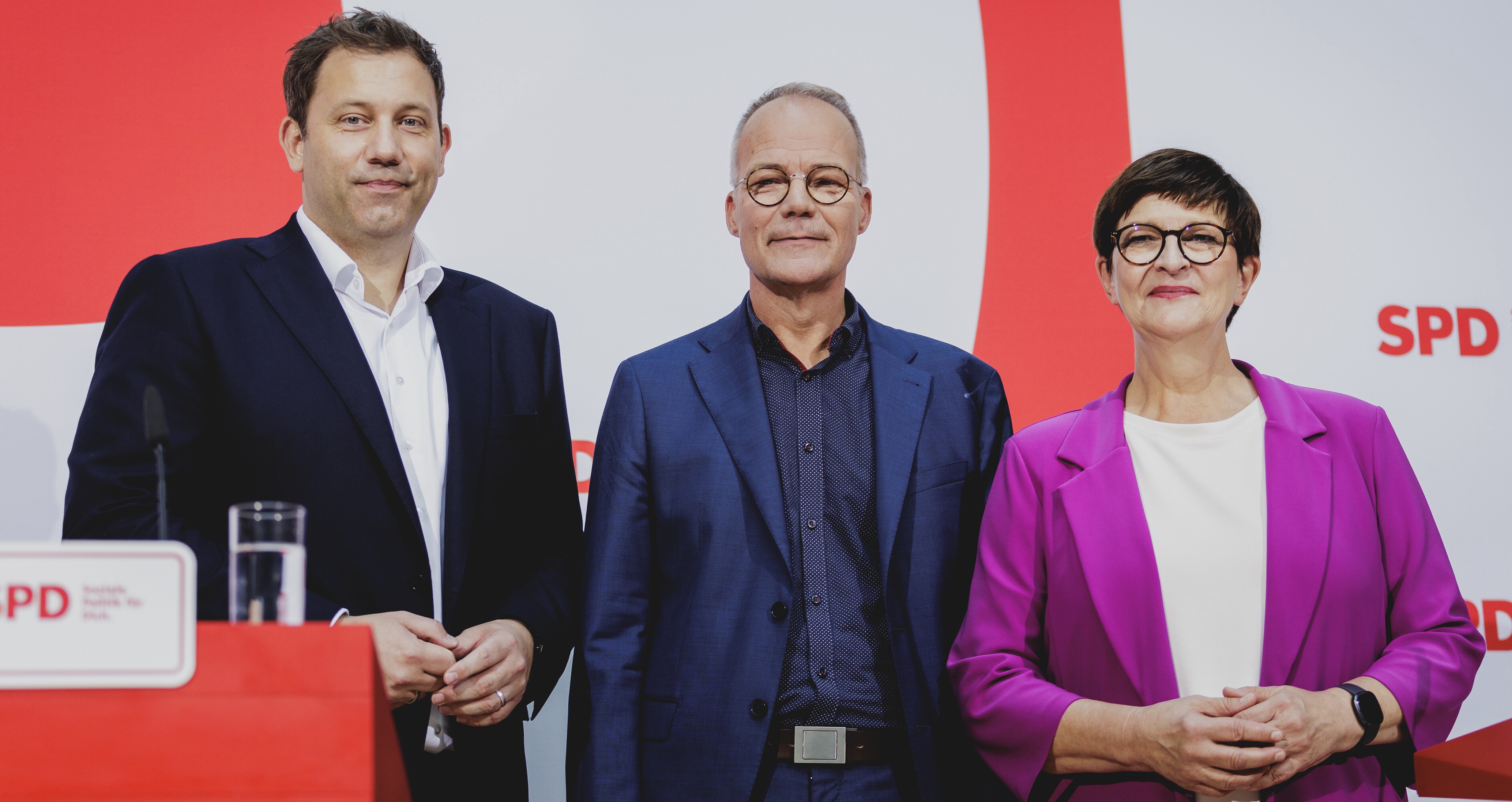  SPD-Trio: Die Parteichefs Lars Klingbeil (l.) und Saskia Esken (r.) wollen mit ihrem Generalsekretär Matthias Miersch heute eine Mitgliederbefragung starten