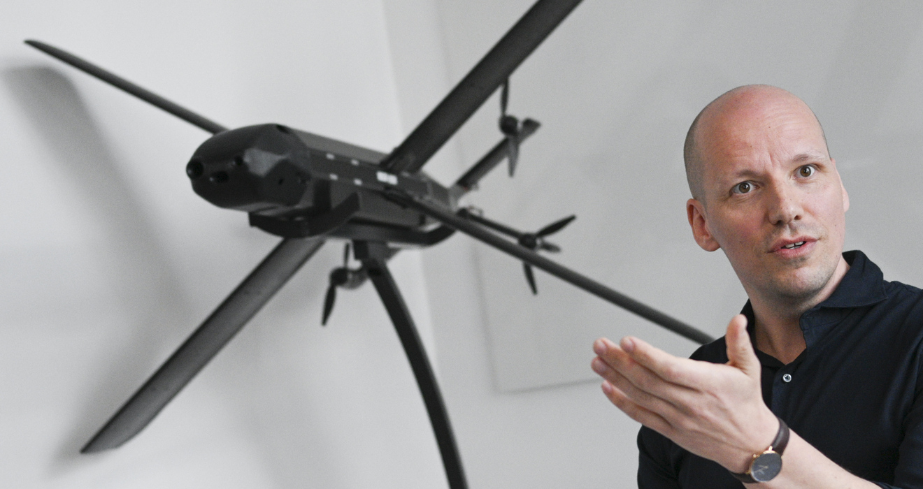 Helsing-Mitgründer Gundbert Scherf mit dem Modell einer HX-2 Drohne. Sie soll Artilleriewaffen, Panzerfahrzeuge und andere militärische Ziele auf bis zu 100 Kilometer Reichweite bekämpfen können