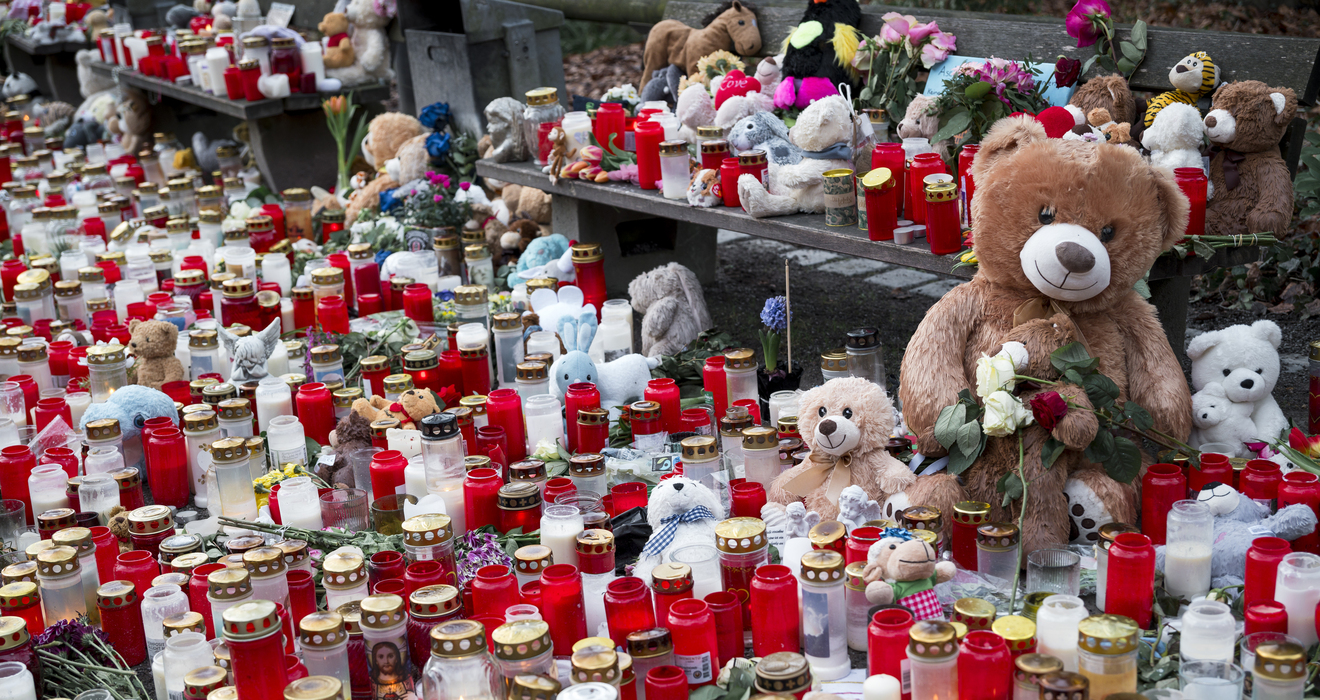 Gedenken an die Opfer des tödlichen Messerangriffs im Park Schöntal in Aschaffenburg