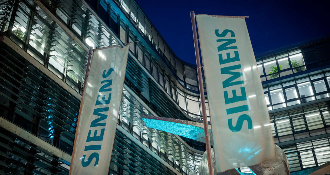 Siemens-Zentrale in München. Der Industrie-Konzern bekommt die schwache Nachfrage in der Automobil-Industrie zu spüren