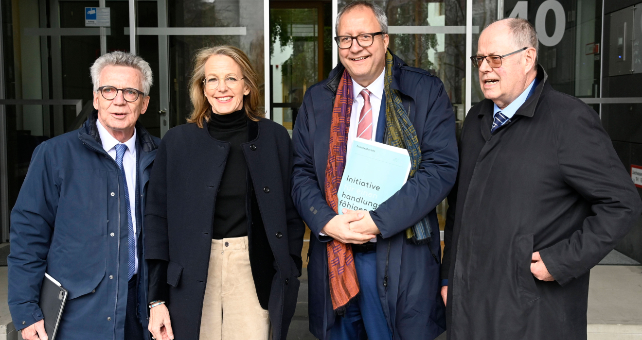 Handlungswillige Initiative: Thomas de Maizière (CDU), Medienmanagerin Julia Jäkel, Andreas Voßkuhle und Peer Steinbrück (SPD) gestern in Berlin 