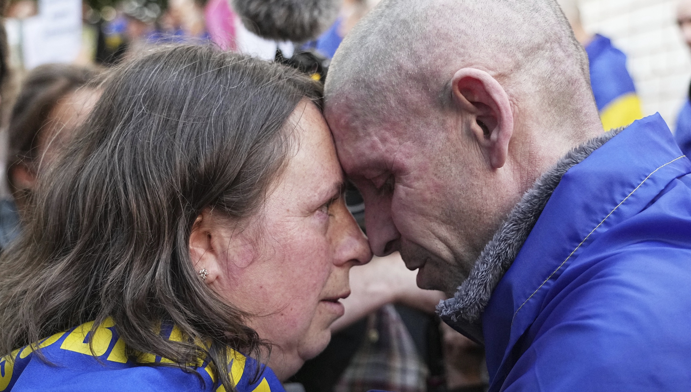 Ein ukrainischer Kriegsgefangener umarmt nach der Freilassung seine Frau