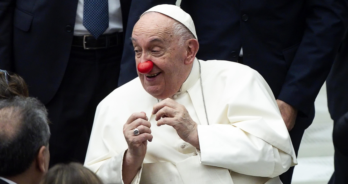 Papst Franziskus im letzten August bei einer Vatikan-Audienz. Die Clown-Nase gehört zu einer Organisation, die Kinder im Krankenhaus aufmuntern will (© EPA/ANGELO CARCON)