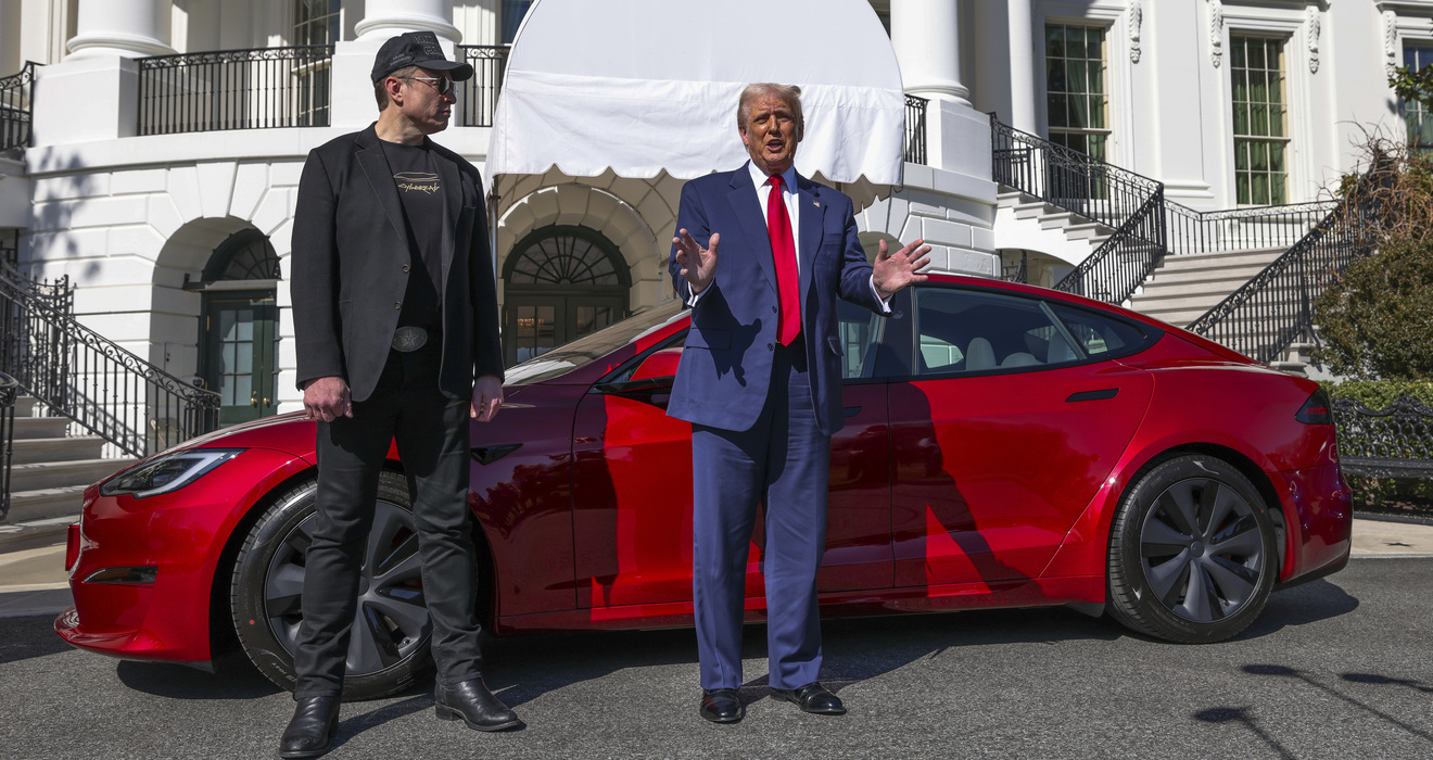 Auto(ver)käufer: US-Präsident Donald Trump erwirbt vor dem Weißen Haus einen Tesla Model S (ca. 80.000 Dollar) von Elon Musk und behauptet, Linksradikale seien schuld an Teslas Kurs-Sturz