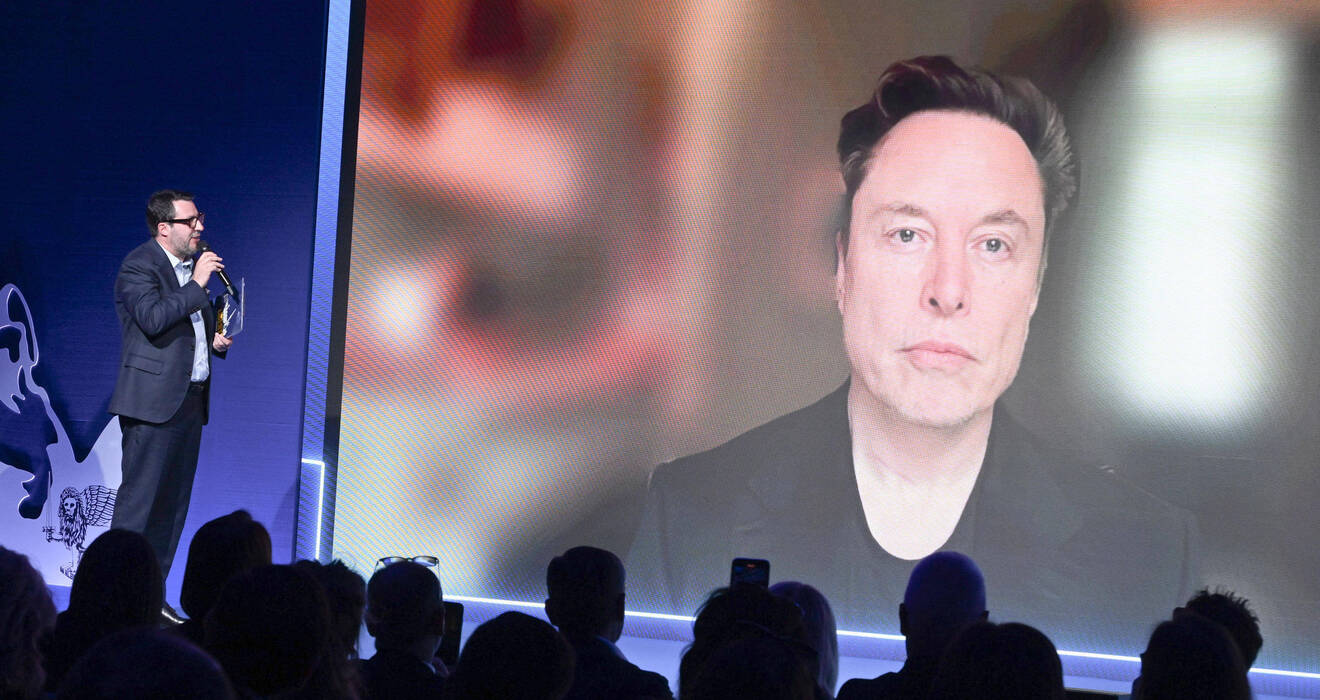 Zugeschaltet: Elon Musk, 53, beim Lega-Parteitag. Der unabhängige Trump-Berater erhielt gerade einen 5,9 Milliarden Auftrag der US-Regierung 