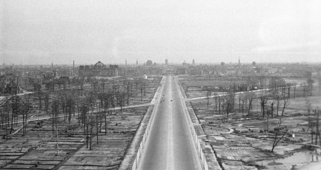 So sah es noch drei Jahre nach Kriegsende aus: der nahezu baumlose Große Tiergarten entlang der Charlottenburger Chaussee (heute Straße des 17. Juni) Richtung Brandenburger Tor 1948