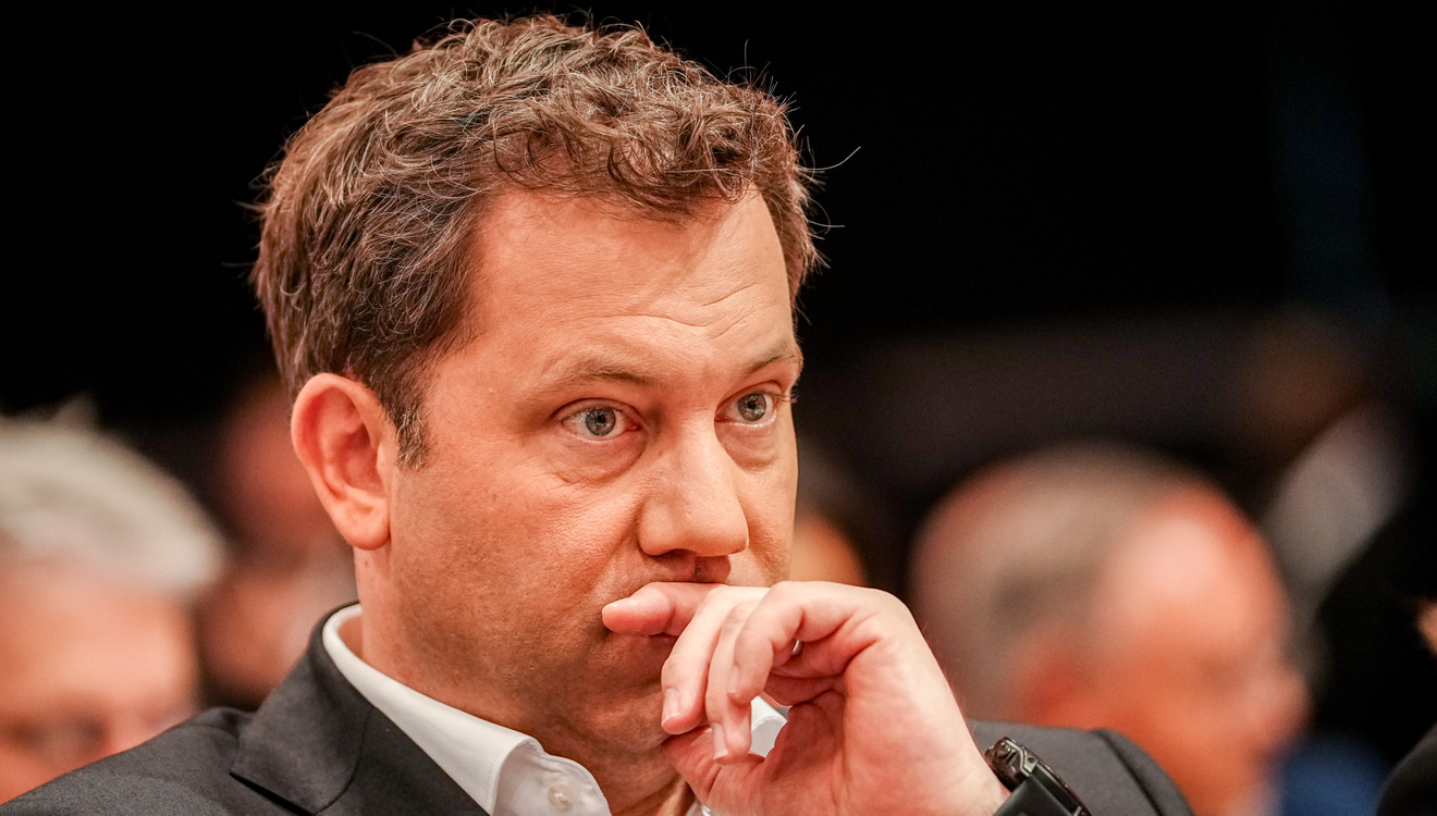 SPD-Chef Lars Klingbeil wird sein desaströses Wiederwahlergebnis beim Parteitag – das schlechteste, das je ein konkurrenzloser SPD-Kandidat hatte – nicht so schnell abschütteln