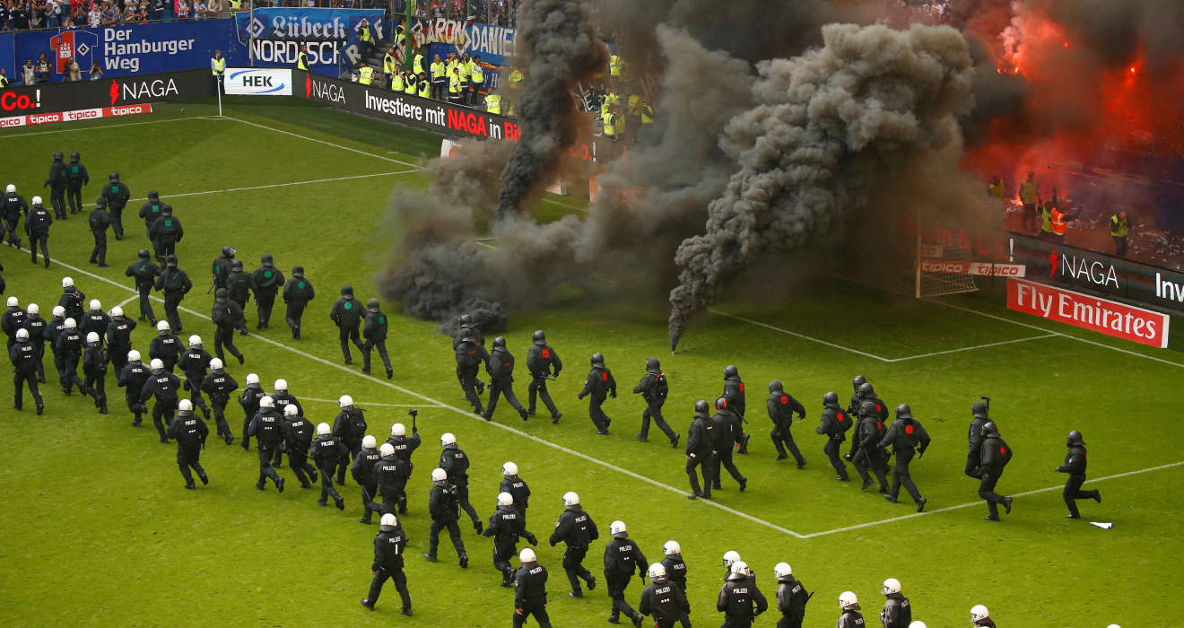 Ob im Stadion oder außerhalb: Bei Hochrisiko-Spielen kann die Bundesliga künftig an den Kosten für Polizeieinsätze beteiligt werden