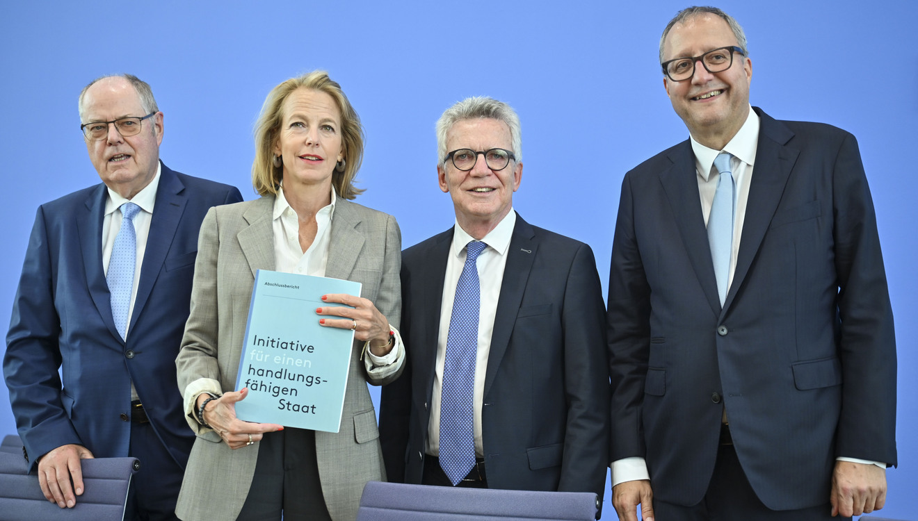 Gestern in Berlin: Peer Steinbrück (v.l.n.r.), Julia Jäkel, Thomas de Maizière und Andreas Voßkuhle mit dem  Abschlussbericht der „Initiative für einen handlungsfähigen Staat“