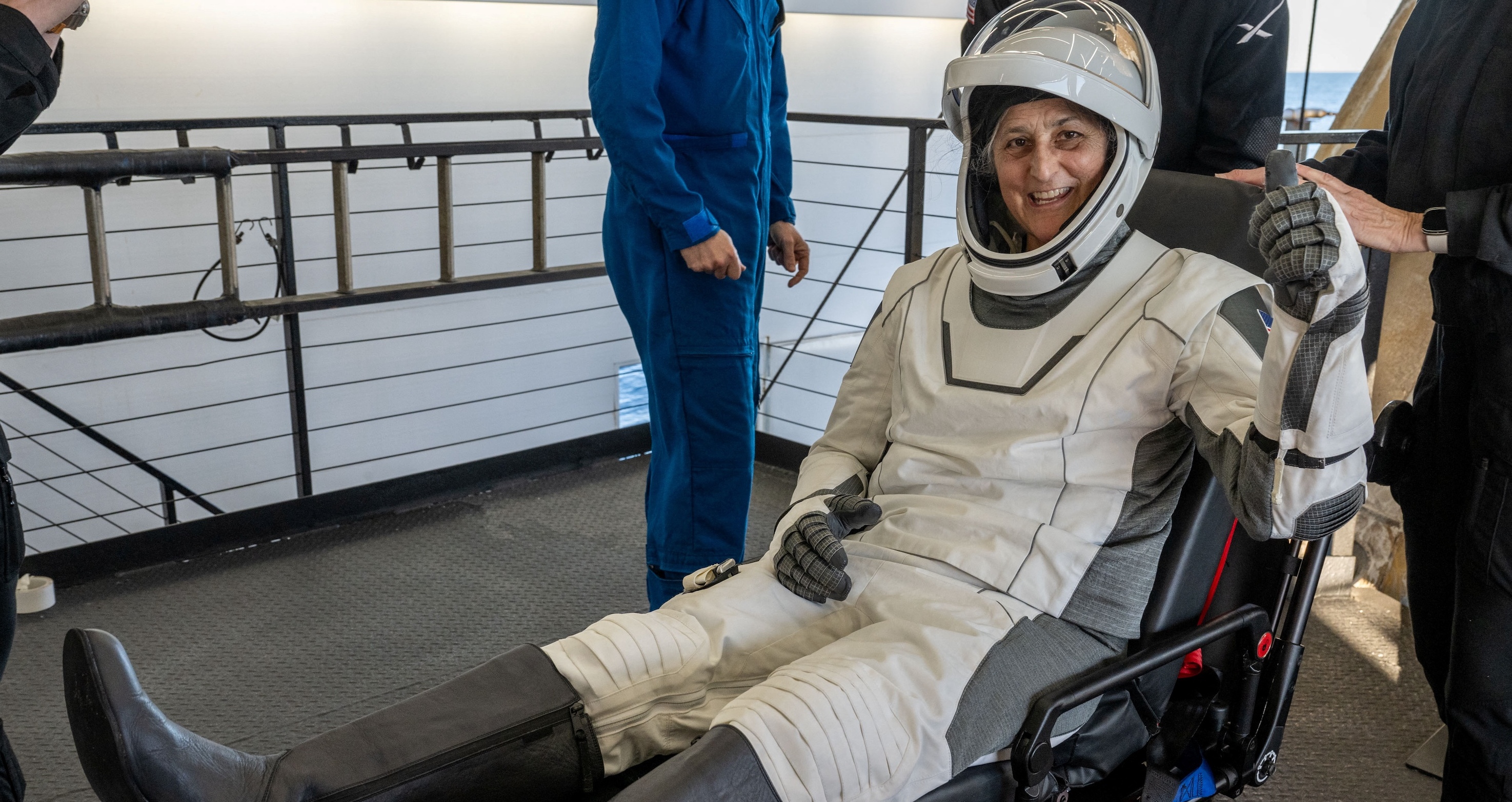 Die US-Astronautin Suni Williams nach ihrer Landung im Meer heute Nacht