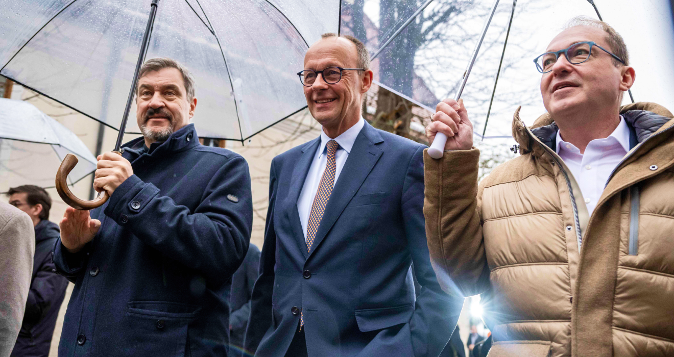 Beim Besuch in Seeon: Friedrich Merz mit Markus Söder (l.) und Alexander Dobrindt (r.)