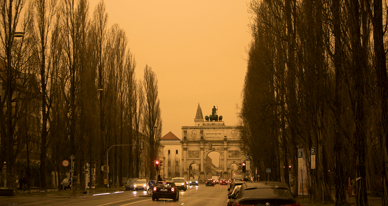 Wie ein Foto-Filter: Sahara-Sand färbte 2022 das Münchner Siegestor gelb – zum Leidwesen der Photovoltaik 