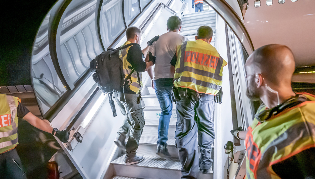 Menschen nach Ablehnung ihres Asylantrags in sichere Herkunftsstaaten abzuschieben, fällt den Bundesländern zunehmend leichter