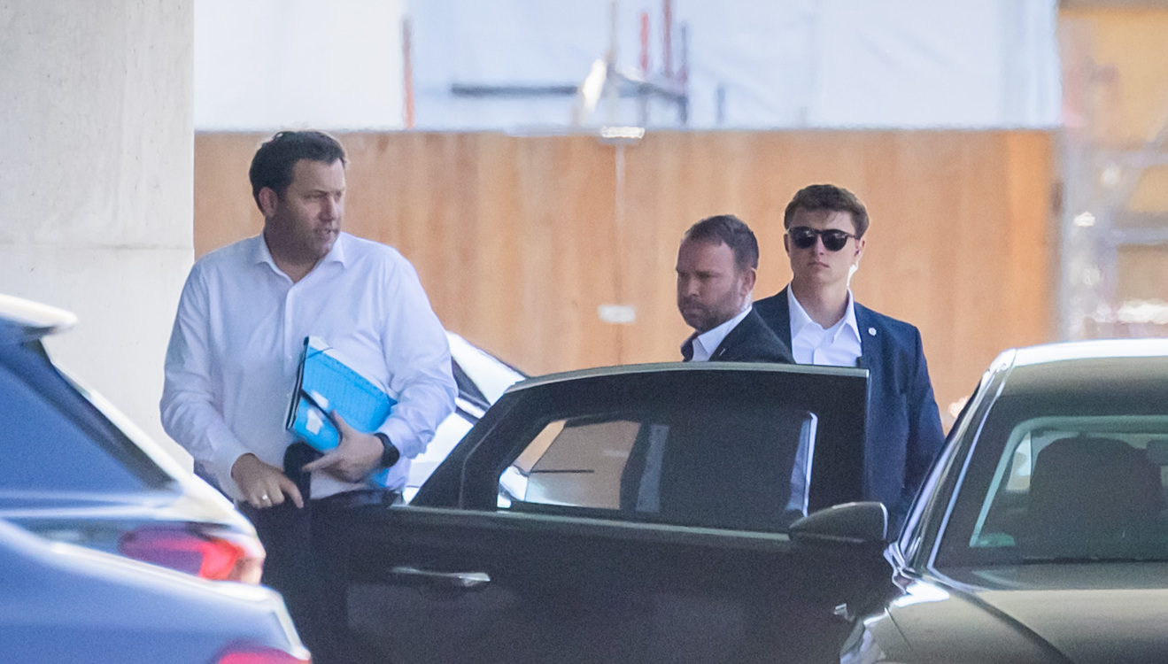 Auf dem Weg zum Koalitionsausschuss: Bundesfinanzminister Lars Klingbeil (SPD) begründet die Entscheidung, die Stromsteuer nicht für alle Betriebe und Verbraucher zu senken, mit Haushaltszwängen