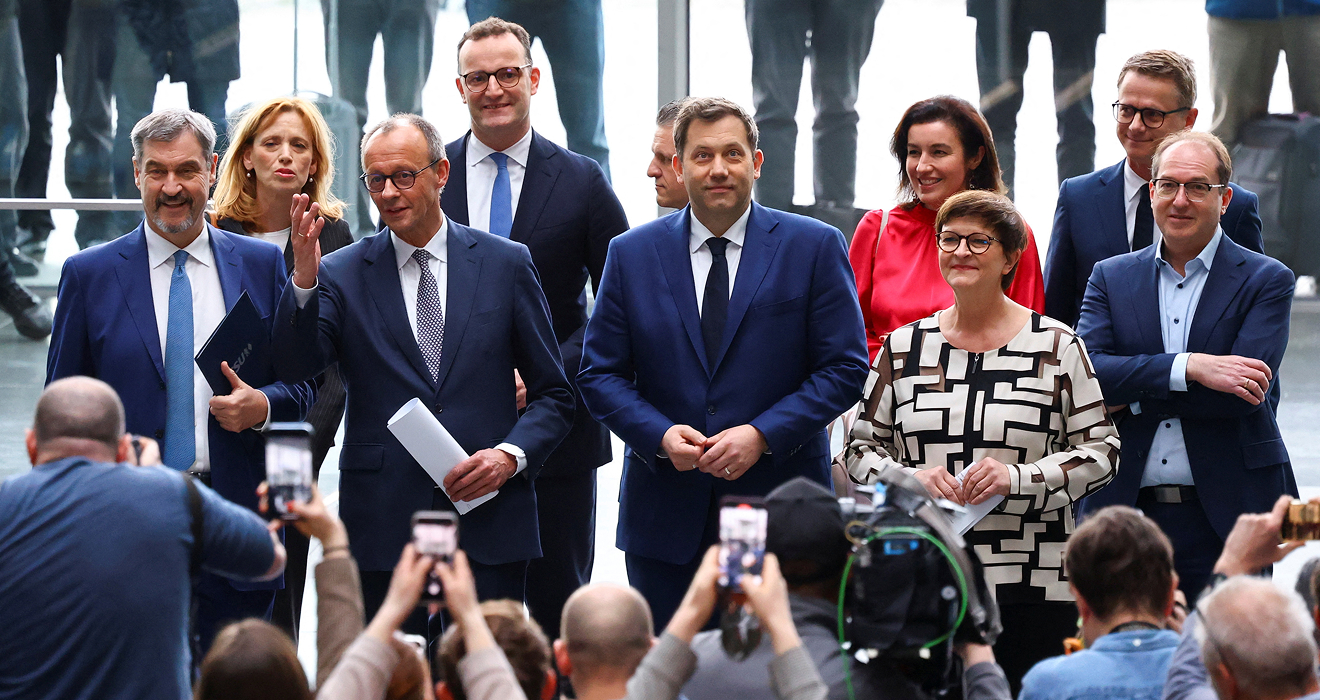 Koalition und „keine Liebesheirat”: Markus Söder, Friedrich Merz, Lars Klingbeil und Saskia Esken im Vordergrund, dahinter viel Hoffnung auf Spitzenposten  (© Reuters)