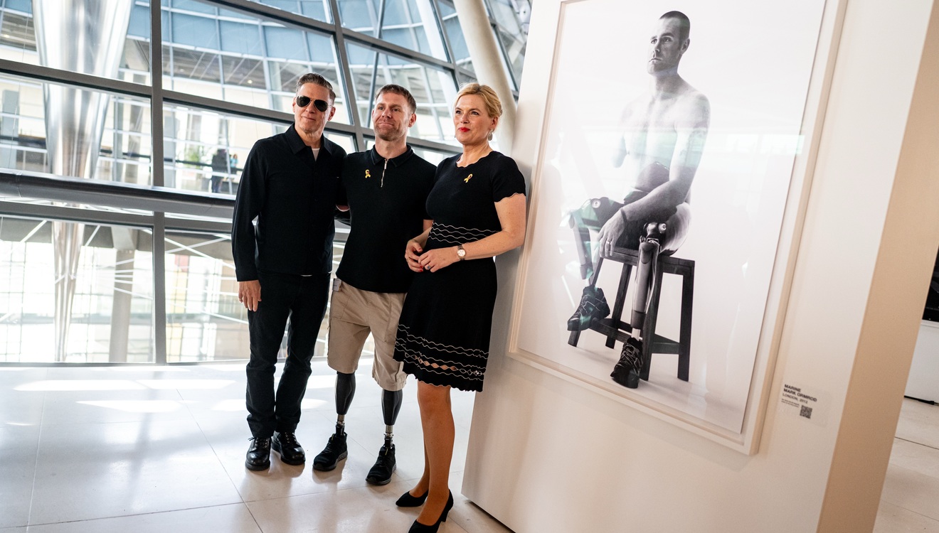 Rockstar und Fotograf Bryan Adams (v. l.) mit dem fotografierten Mark Ormrod und Bundestagspräsidentin Julia Klöckner (CDU) beim Nationalen Veteranentag im Bundestag 