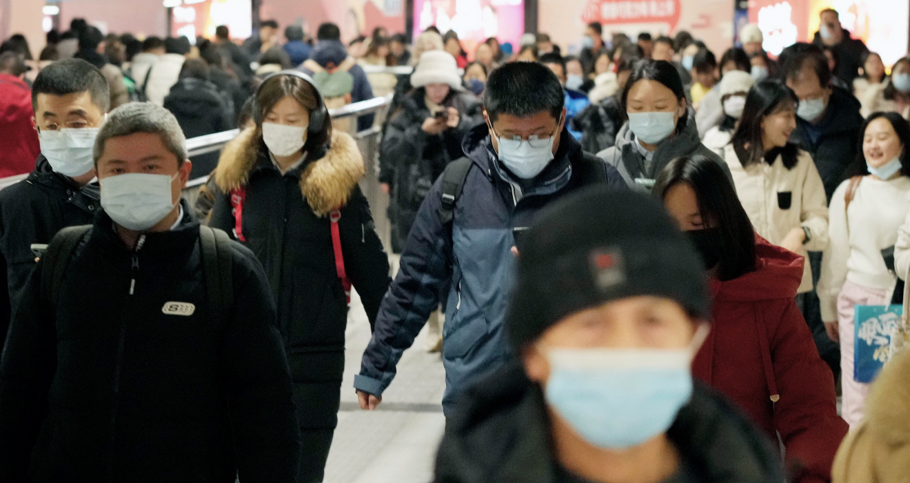 Gestern in Peking: Viele Menschen tragen wegen des hMPV-Virus wieder FFP-2-Masken