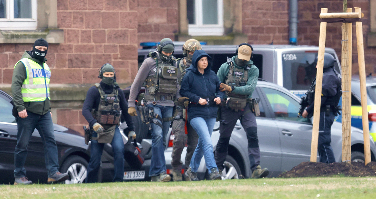 Ex-RAF-Terroristin Daniela Klette 2024 bei der Überführung nach Karlsruhe. Ab heute steht sie wegen 13 Raubüberfällen vor Gericht