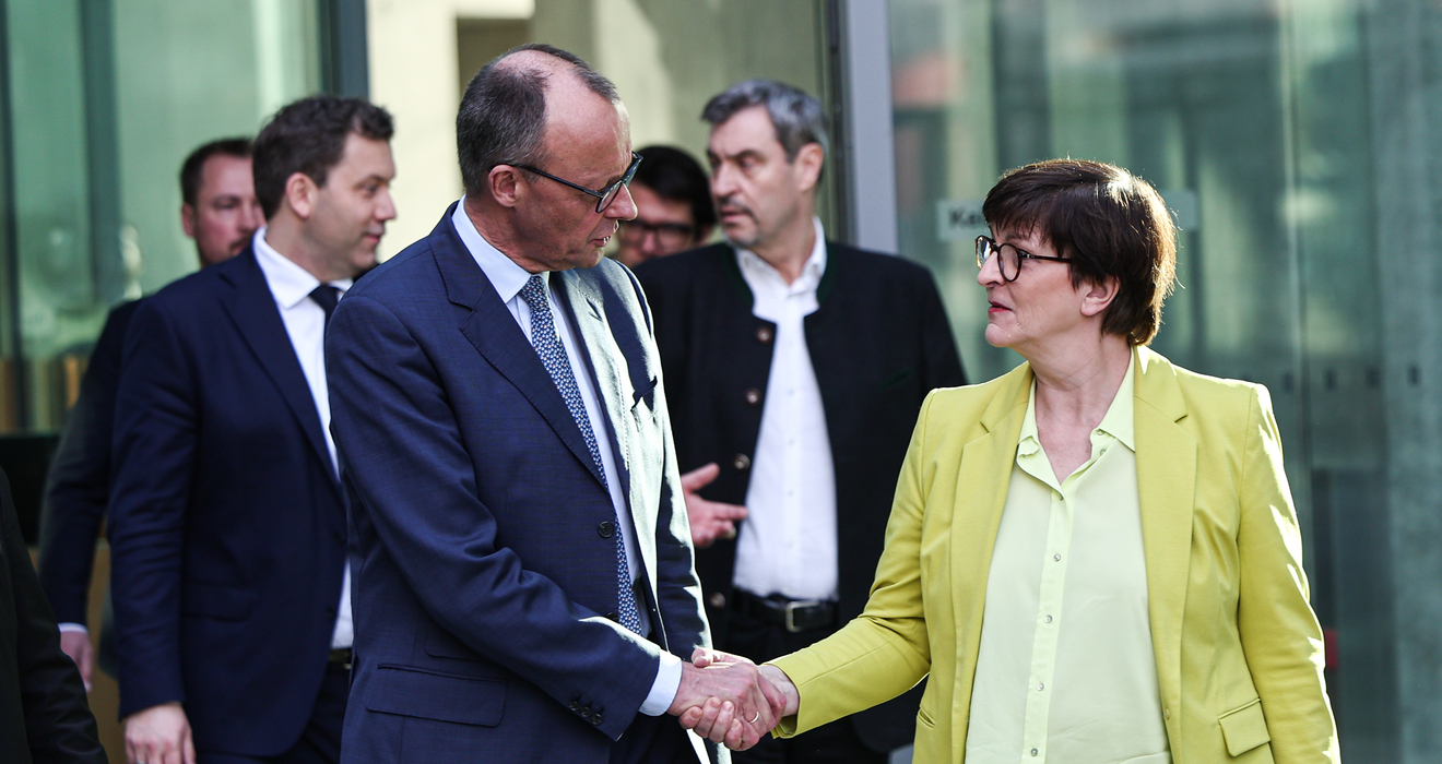 Vertrauensbildend: CDU-Chef Friedrich Merz und SPD-Co-Chefin Saskia Esken verabschieden sich nach dem Ende der Sondierungen