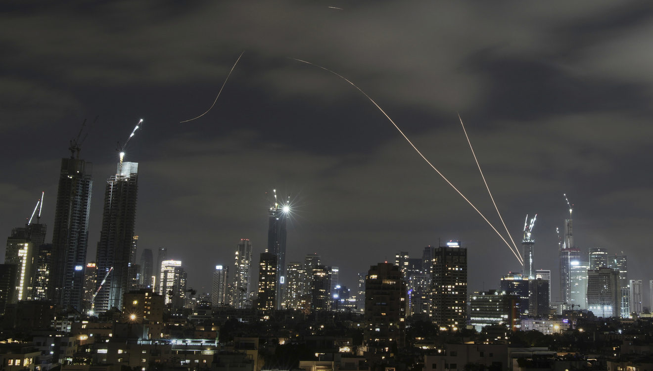  Tel Aviv in der Nacht: Anders als die iranische Luftabwehr funktioniert der israelische „Iron Dome“ – doch auch gestern Nacht gab es Verletzte in Israel