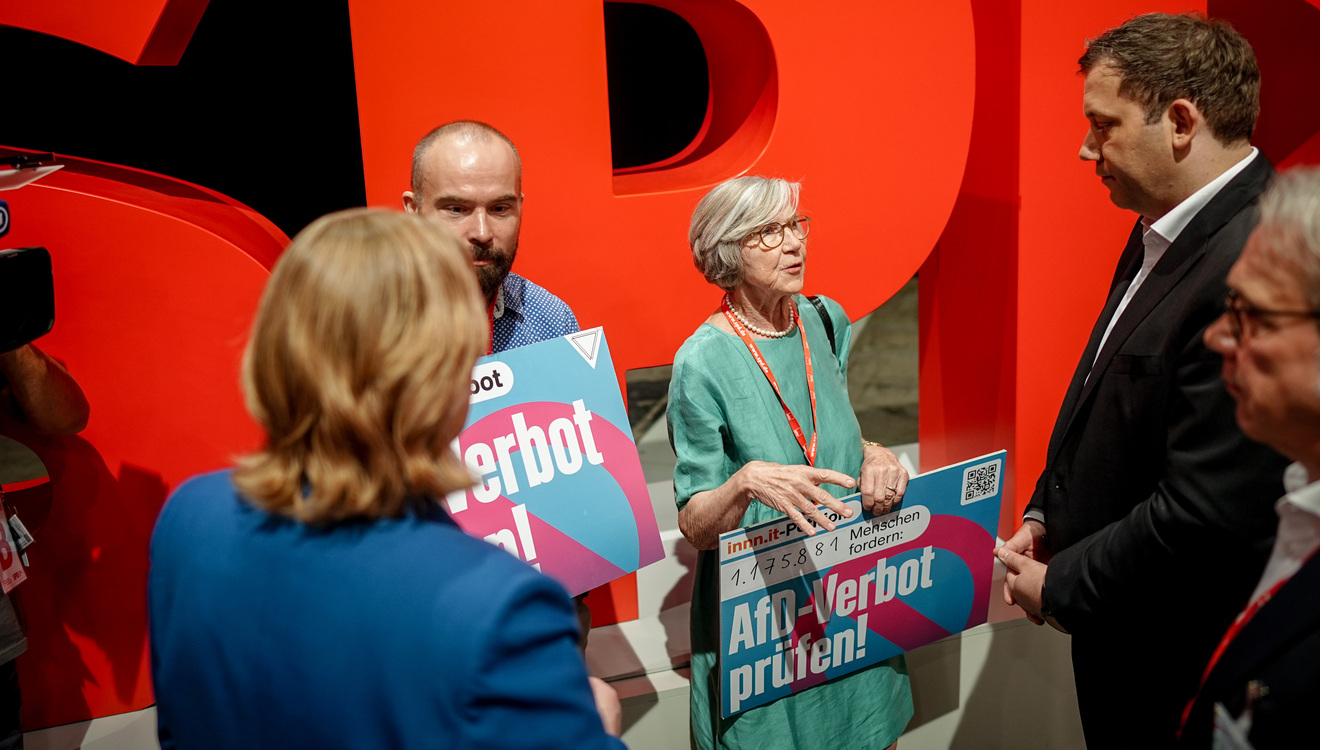 Die SPD-Parteichefs Bärbel Bas (li.) und Lars Klingbeil nehmen beim Bundesparteitag eine Petition für die Prüfung eines AfD-Verbots entgegen