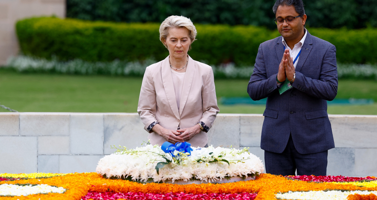 Strebt mehr Handel mit Indien an: EU-Kommissionspräsidentin Ursula von der Leyen am Mahatma Gandhi Mahnmal in Delhi