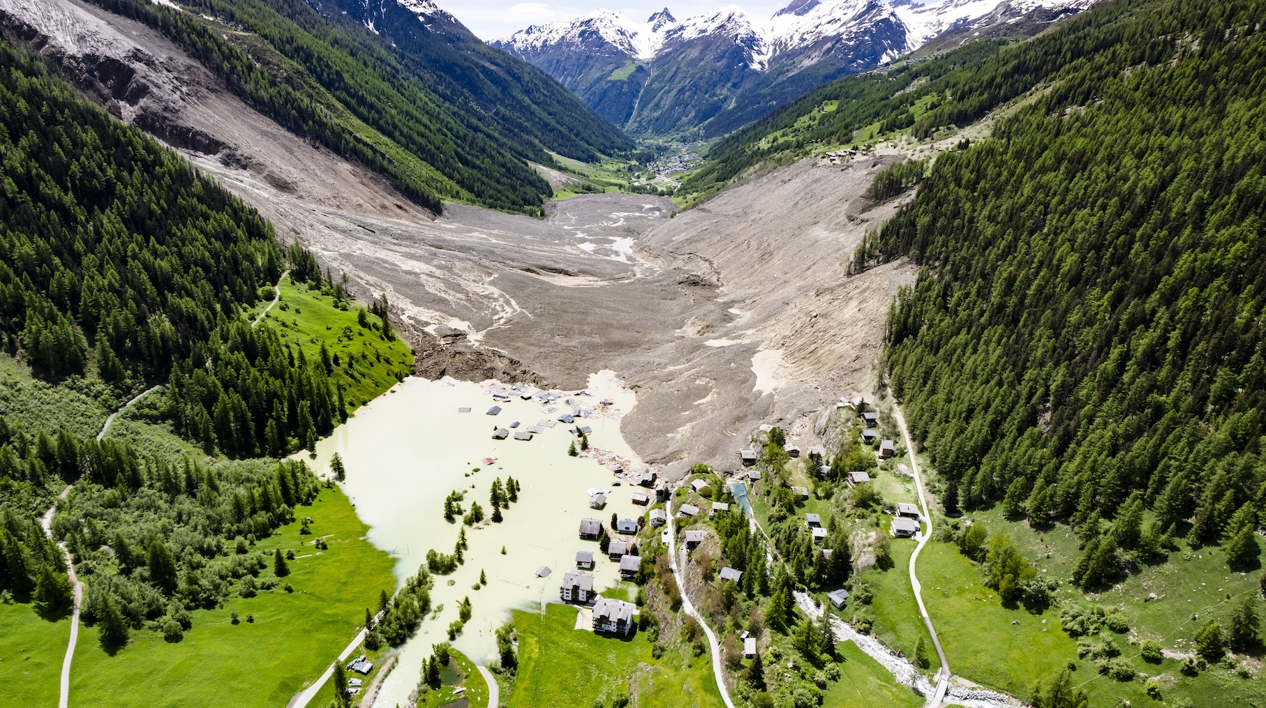 Bergsturz über dem Schweizer Dorf Blatten