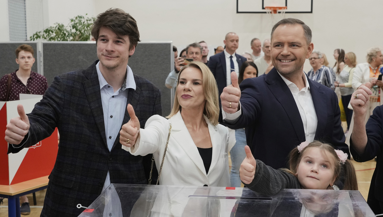 Könnte der Regierung das Leben schwermachen: Polens künftiger Präsident Karol Nawrocki mit seiner Familie gestern bei der Stimmabgabe