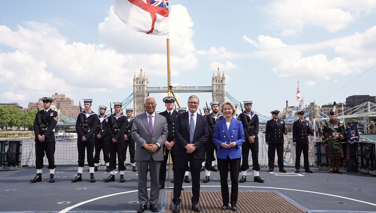 An Bord der HMS Sutherland, mit der Tower Bridge im Rücken, sprachen EU-Kommissionschefin Ursula von der Leyen, EU-Ratspräsident António Costa und Premier Keir Starmer (M.) von einem „historischen” Deal