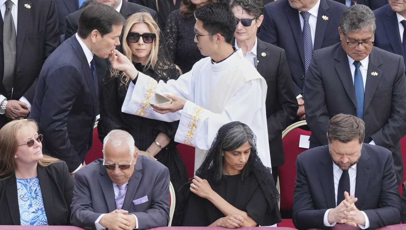Während US-Außenminister Marco Rubio die Heilige Kommunion empfängt, knien Papst-Schwägerin Deborah (l.) und Leos älterer Bruder Louis Prevost (2.v.l.) mehr oder minder demütig in Reihe eins