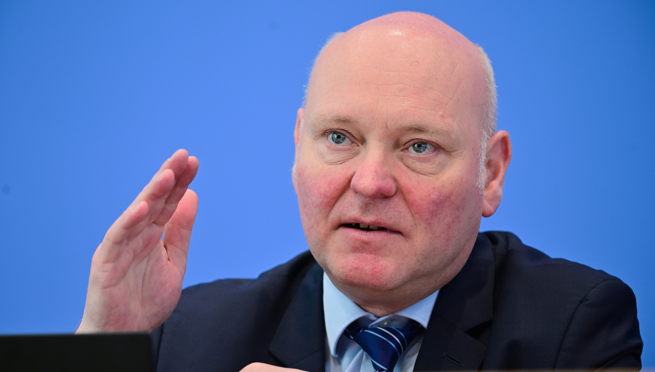 Professor Achim Truger: Im Zollstreit mit Washington rechnet der Wirtschatsweise mit einem deutlichen Dämpfer für die deutsche Wirtschaft, sollten die US-Zölle von 30 Prozent wirklich kommen