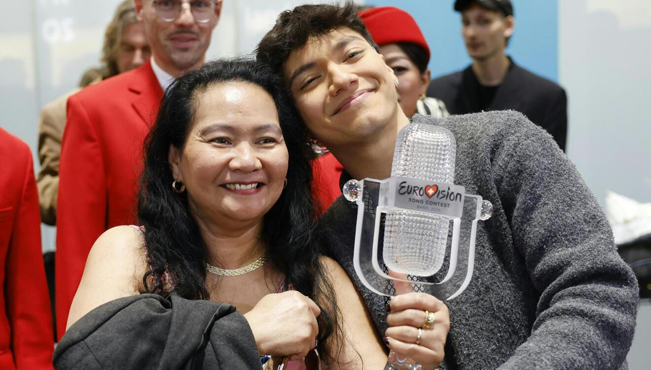 Ausgebildet an der Wiener Staatsoper und ESC-Sieger 2025: Jury-Liebling Johannes Pietsch, 24, alias JJ, mit seiner Mutter Lily, 55, gestern bei der Ankunft in Wien