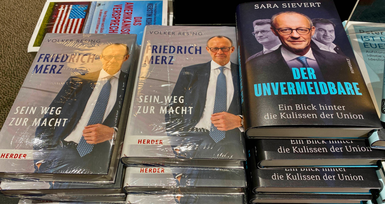 Ein Kanzlerkandidat, gleich zwei Neuerscheinungen diese Woche: Friedrich Merz