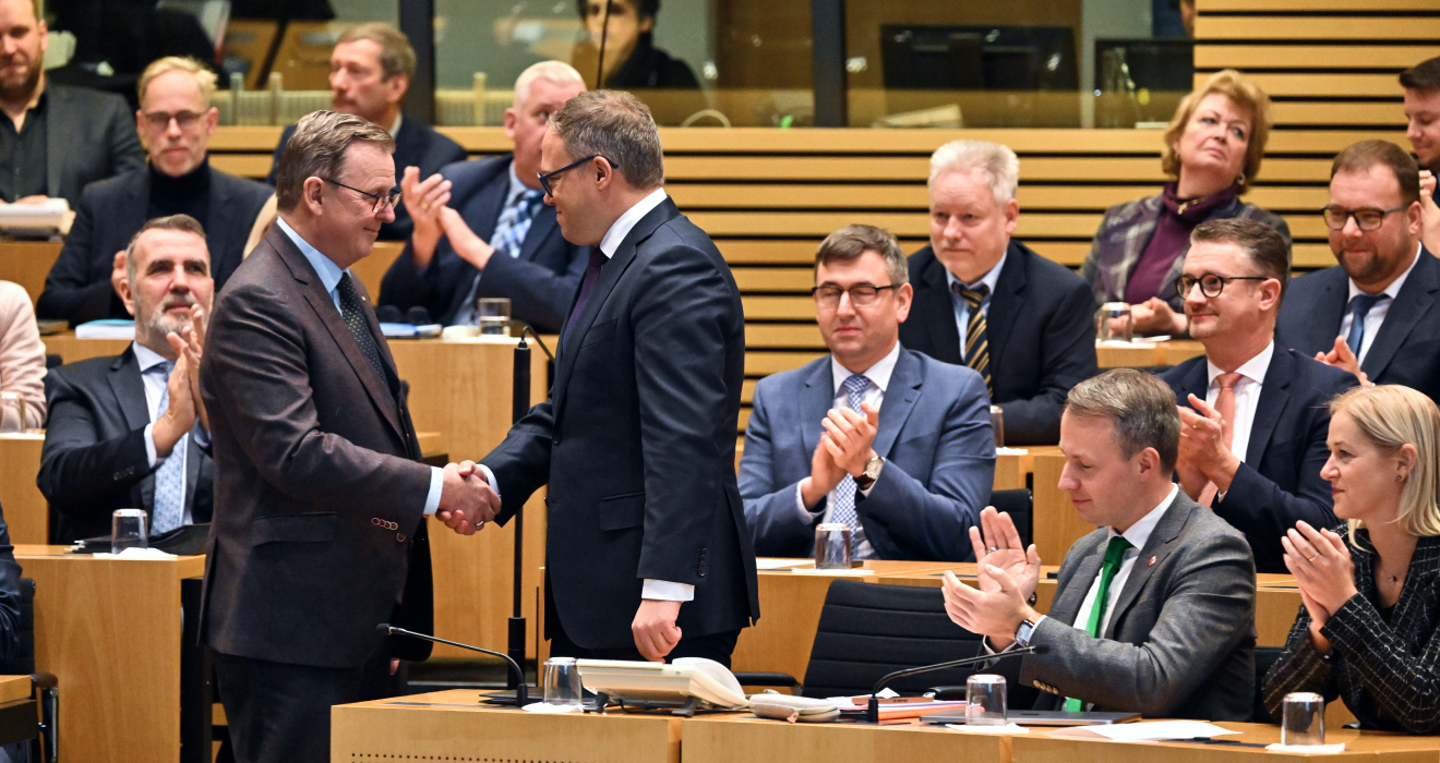 Der frühere Ministerpräsident Bodo Ramelow von der Linken gratuliert seinem CDU-Nachfolger Mario Voigt (r.)