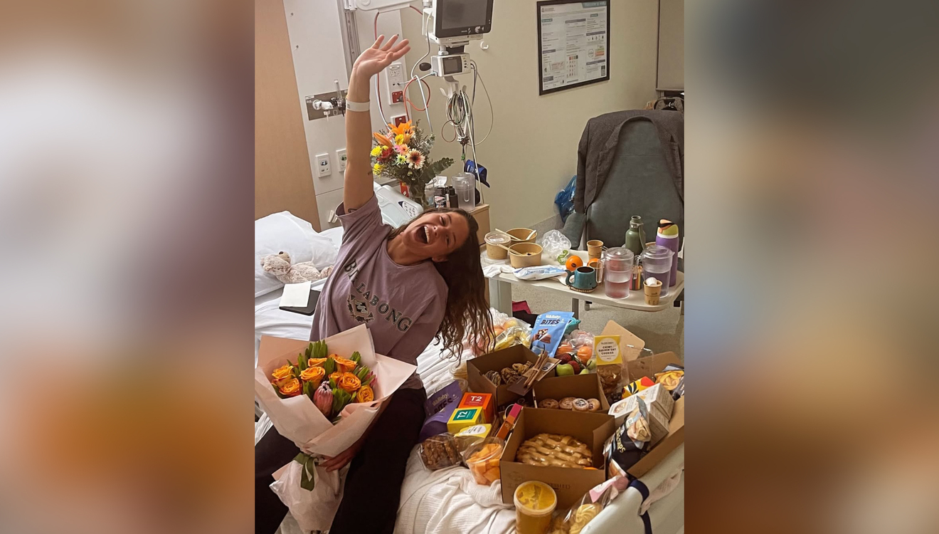 Nach zwölf Tagen barfuß im Outback Australiens darf es auch mal viel Zucker sein: Carolina Wilga mit Blumen und „comfort food” in der Klinik in Perth