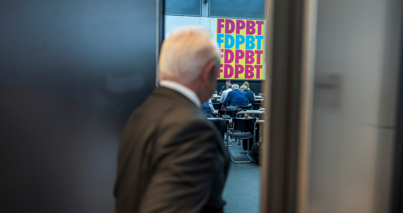 Schwerer Gang: Wolfgang Kubicki auf dem Weg in den Fraktionssaal der FDP