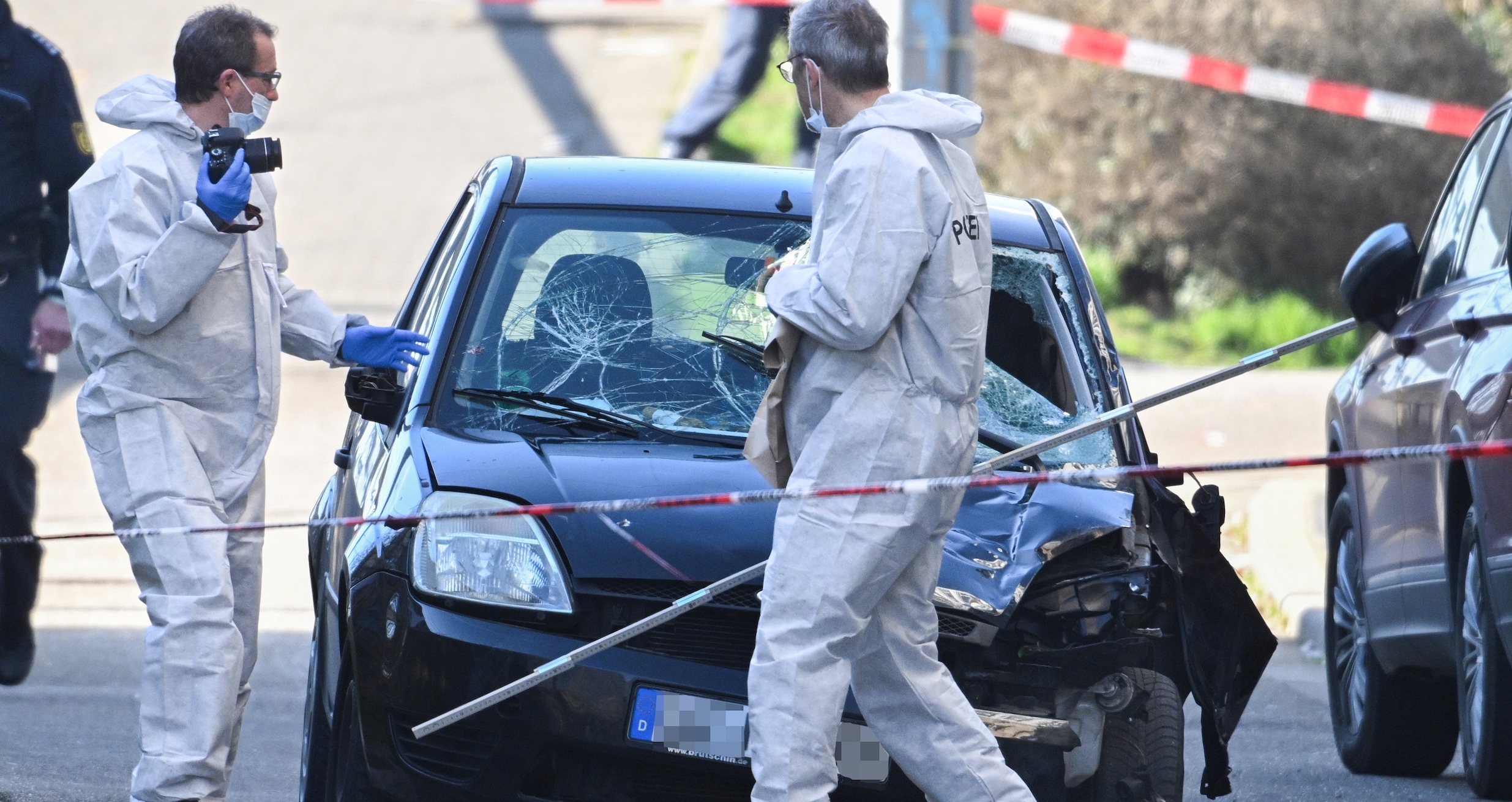 Polizeibeamte sichern das Amokauto in Mannheim