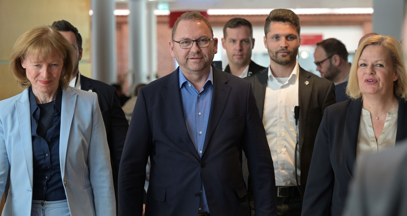 Endlich einig: Karin Welge, Verhandlungsführerin Vereinigung der kommunalen Arbeitgeberverbände (VKA), Verdi-Chef Frank Werneke und Nancy Faeser (SPD), geschäftsführende Bundesinnenministerin 