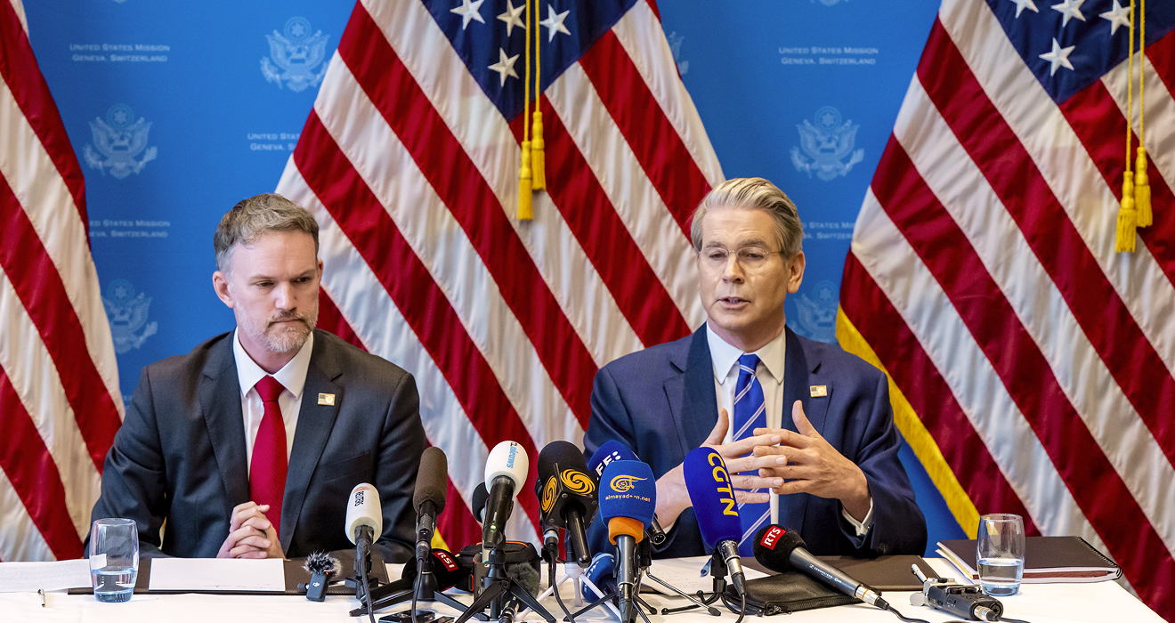  Der US-Handelsbeauftragte Jamieson Greer (l.) und US-Finanzminister Scott Bessent erklärten am Montag den Zoll-Deal mit China