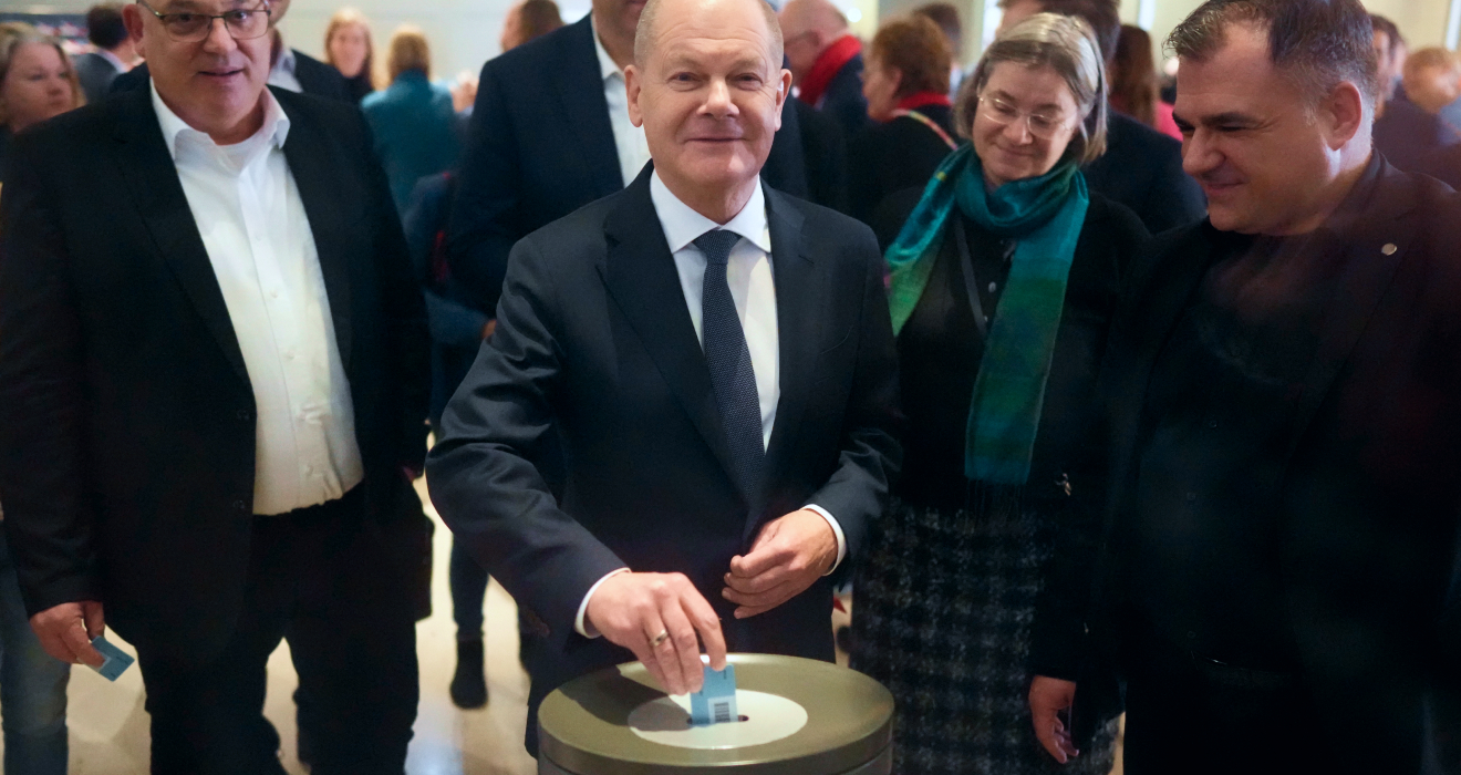 Olaf Scholz sprach sich, mit blauer Stimmkarte, das Vertrauen aus. 394 von 717 Abgeordneten taten das nicht… (© dpa)