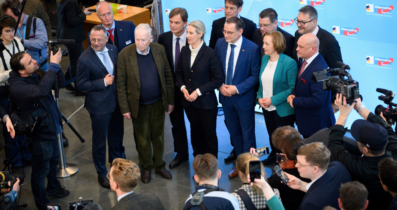 Die neuen (und alten) Fraktionschefs Alice Weidel und Tino Chrupalla gestern beim Fototermin mit Fraktionskollegen