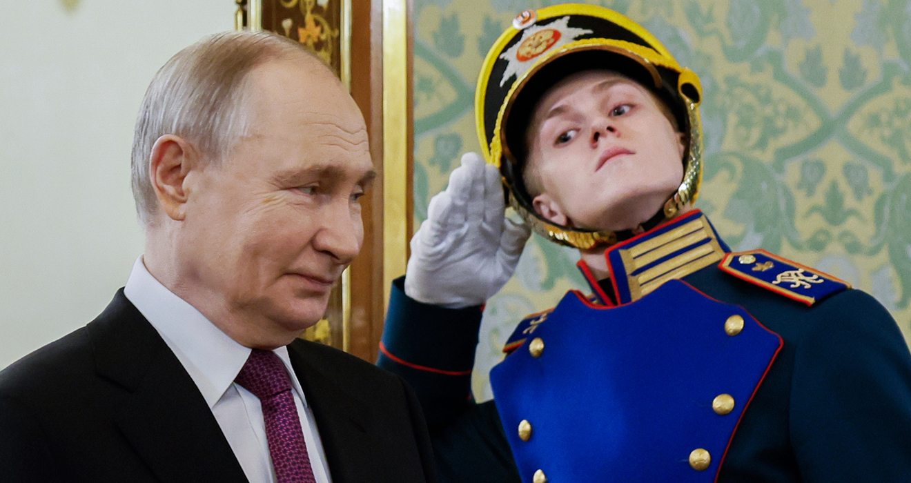 In Hinhaltetaktik geübt: Wladimir Putin gestern mit einem Ehrengardisten im Kreml