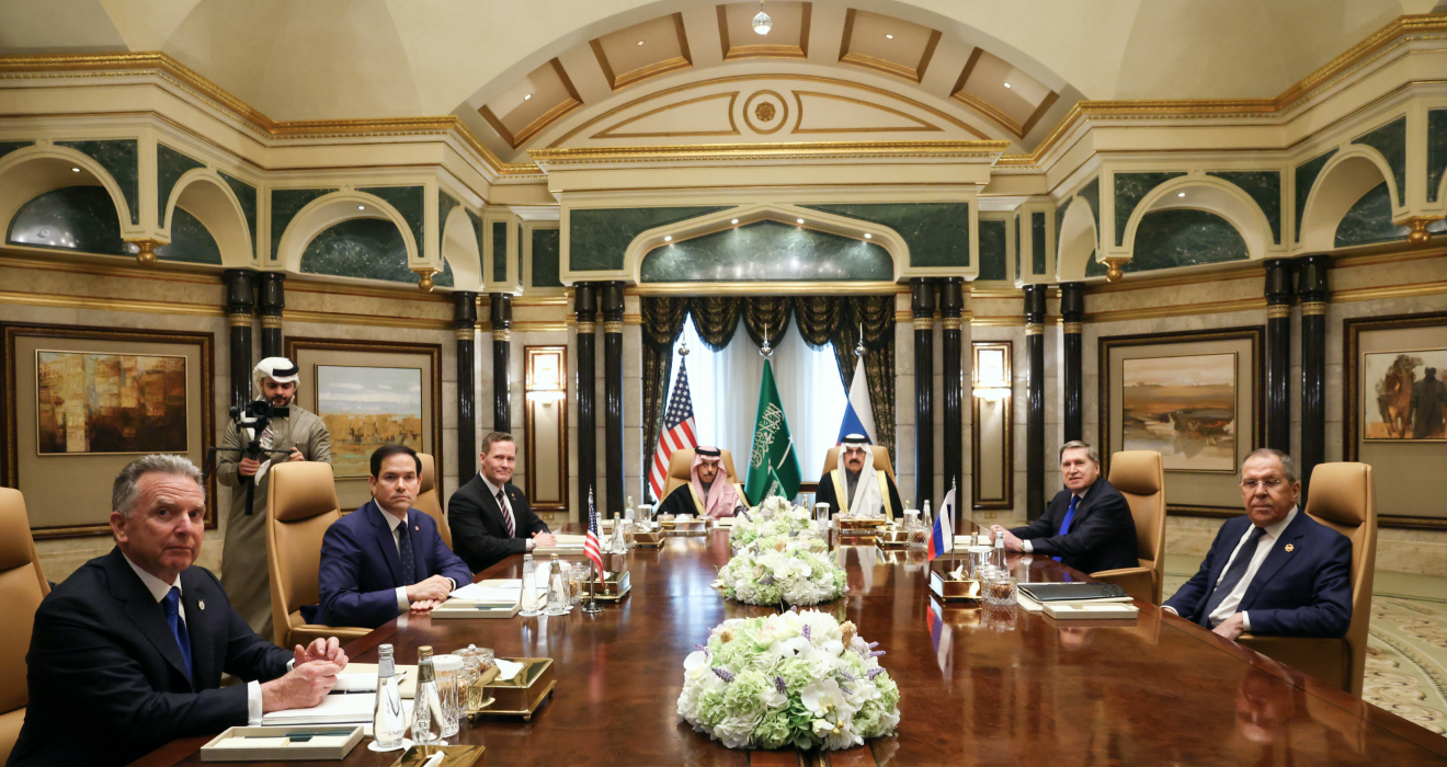 Ost-West-Gipfel: US-Außenminister Marco Rubio (2.v.l.) und sein russischer Kollege Sergej Lawrow (r.) gestern in Riad