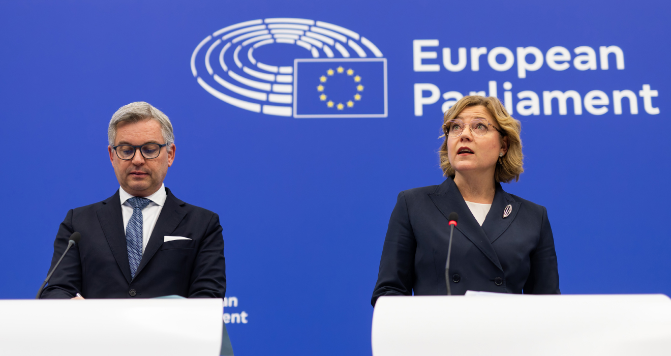 Magnus Brunner, EU-Kommissar für Inneres und Migration, und Henna Virkkunen, Vizepräsidentin der EU-Kommission für Technische Souveränität, Sicherheit und Demokratie stellen die geplante Rückführungsrichtlinie vor