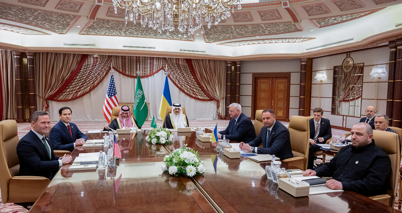 Der nationale Sicherheitsberater Waltz (l-r), US-Außenminister Rubio, ihre saudischen Kollegen Prinz Faisal bin Farhan Al Saud und Mosaad bin Mohammad al-Aiban, sowie aus der Ukraine Außenminister Sybiha, Präsidialamts-Chef Yermak und Verteidigungsminister Umerovton