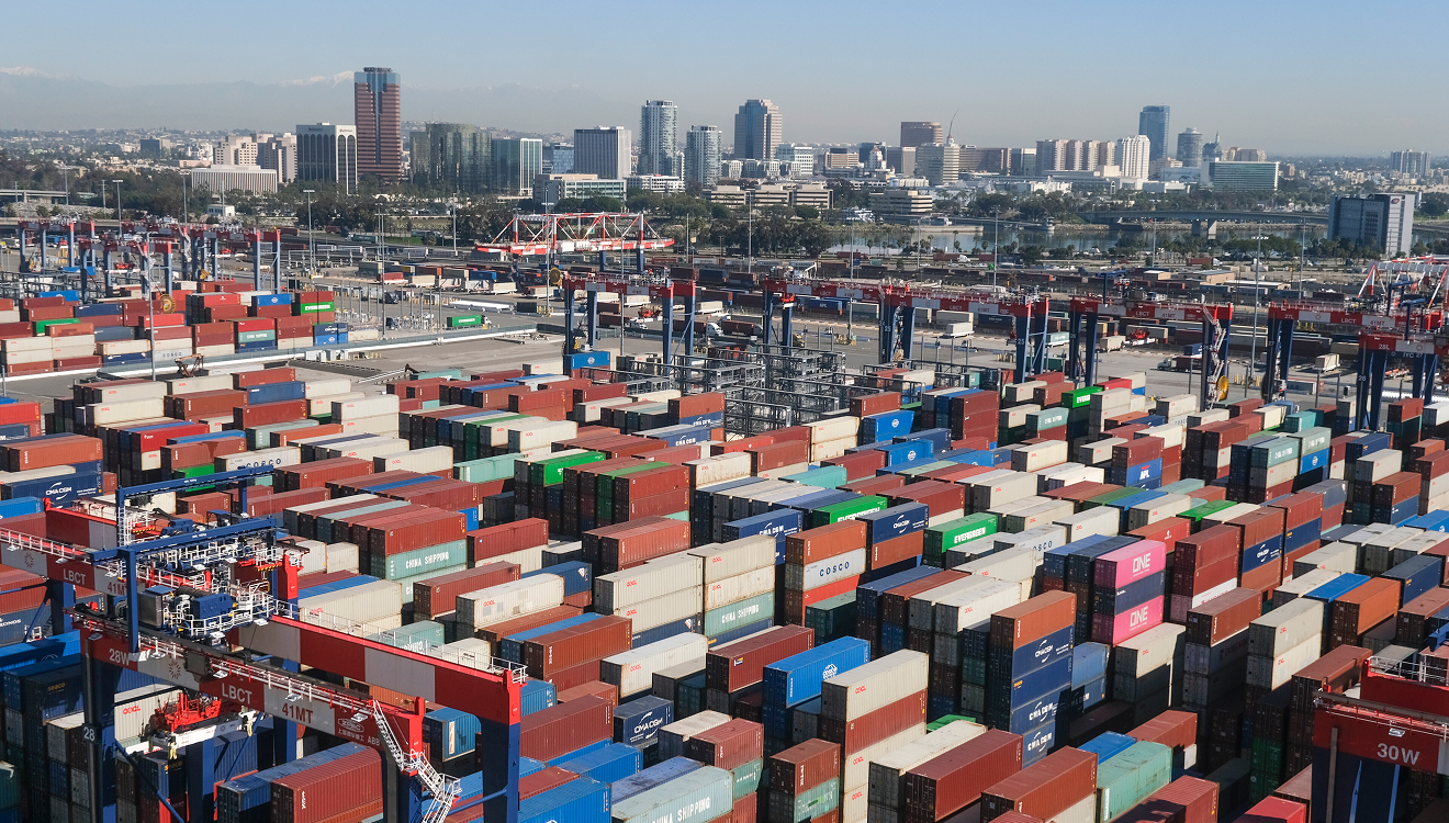Container-Hafen in Los Angeles: Die USA haben mit den Zöllen ein Eigentor geschossen, warnt die OECD
